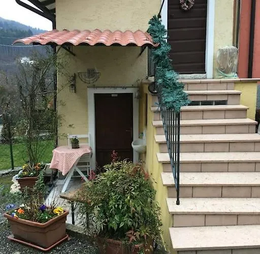 Ca' Rosina. Casetta Nel Bosco. Ferienhaus Ferrara di Monte Baldo