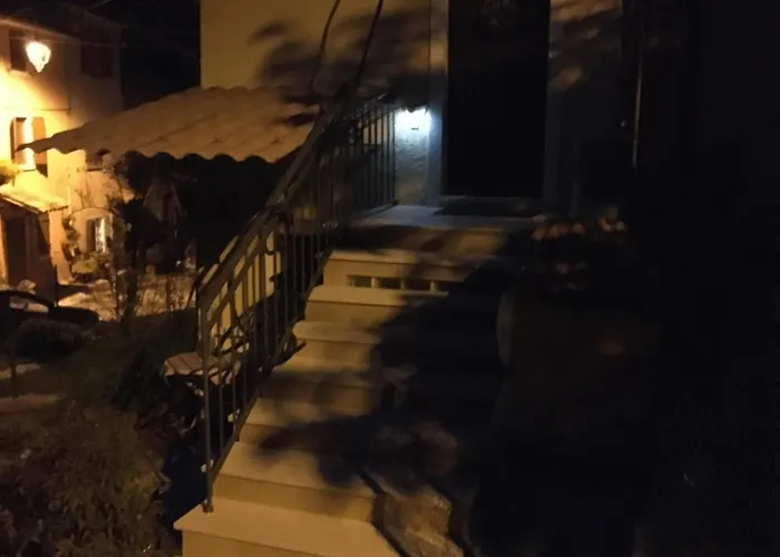 Ca' Rosina. Casetta Nel Bosco. Ferienhaus Ferrara di Monte Baldo